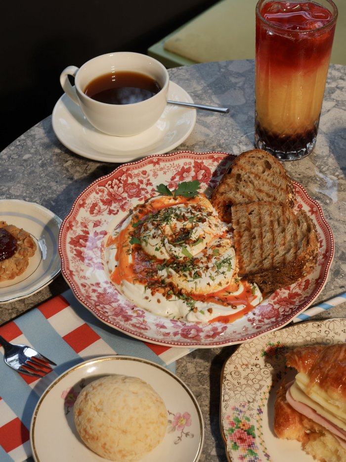 Mesa de café con burrata, tostadas y bebidas en Chez Janou